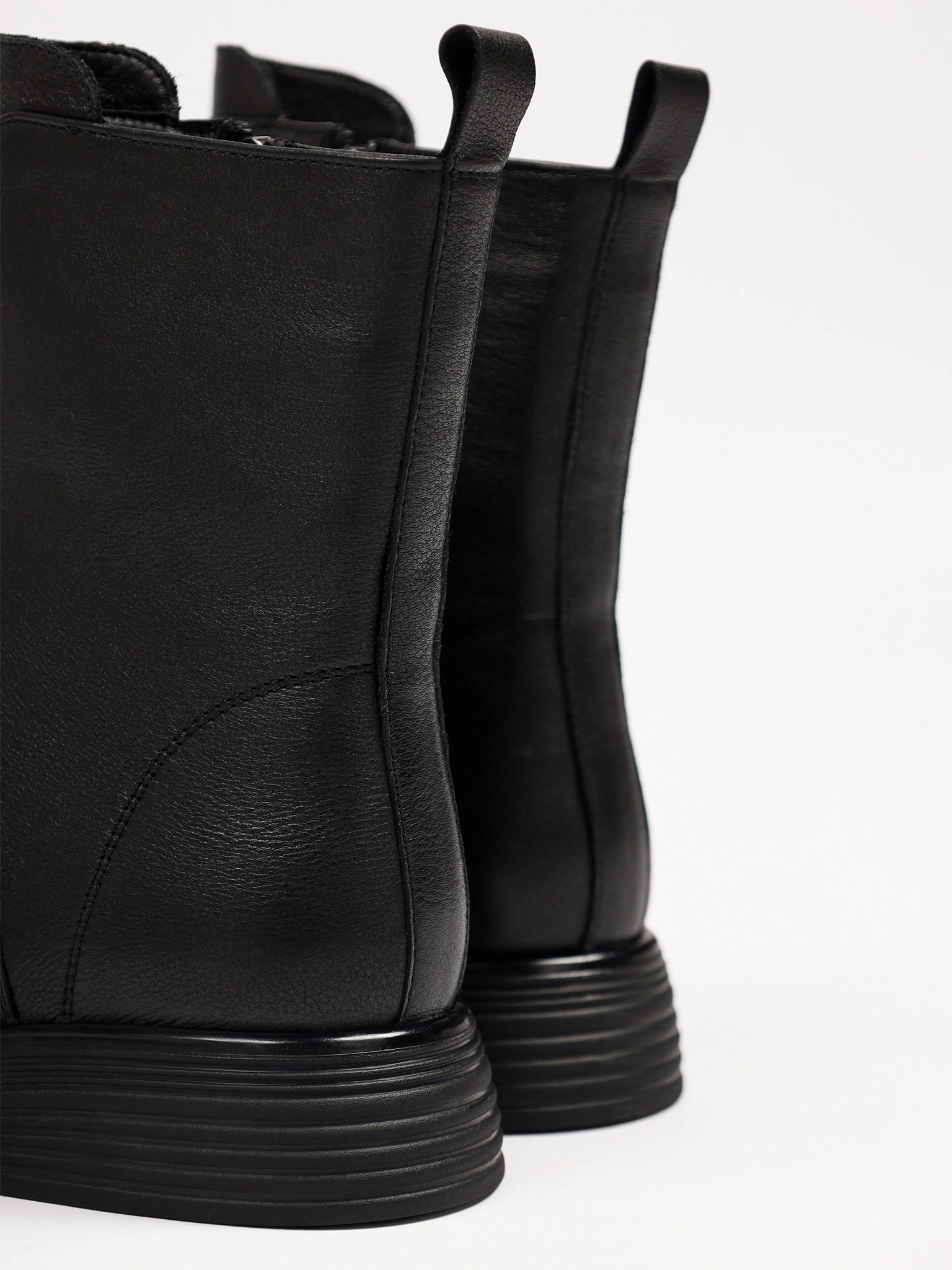 Ботинки черного цвета с декоративной молнией спереди